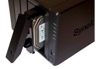 ds920 install hdd 2 400x280 Обзор сетевого хранилища Synology DS920+